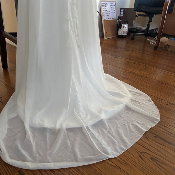 White gown with bead detail and small train - Picture 5 of 14